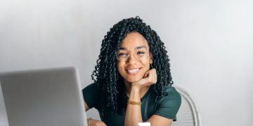 Een foto van een vrouw die op zoek is naar potentiële klanten